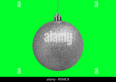 Weihnachten & Neujahr Silver Crystal Kugeln gegen Grün isoliert Hintergrund Stockfoto