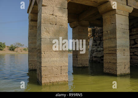 Die Säule der Ruinen der Tempel in der Mitte des Gadisar See, Jaisalmer, Rajasthan Stockfoto