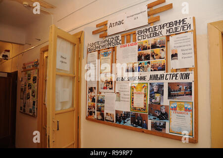 Kovrov, Russland. 11. November 2013. Der Innenraum Kinderclub "Atlas". Informationen über die Aktivitäten des Clubs an der Wand Stockfoto