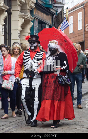 Steampunk Skelette auf der High Street in Lincoln Stockfoto