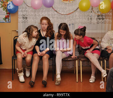 Kovrov, Russland. 28. Dezember 2013. Im Kinderclub "Atlas" ist eine festliche Veranstaltung für das Neue Jahr gewidmet Stockfoto