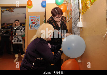 Kovrov, Russland. 28. Dezember 2013. Im Kinderclub "Atlas" ist eine festliche Veranstaltung für das Neue Jahr gewidmet Stockfoto