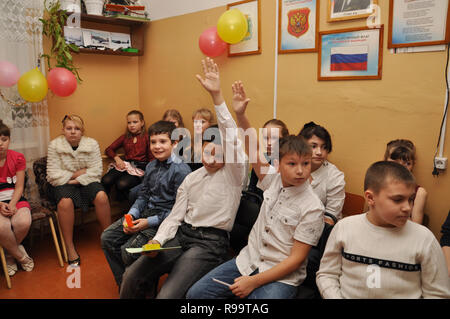 Kovrov, Russland. 28. Dezember 2013. Im Kinderclub "Atlas" ist eine festliche Veranstaltung für das Neue Jahr gewidmet Stockfoto