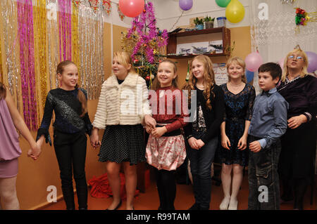 Kovrov, Russland. 28. Dezember 2013. Im Kinderclub "Atlas" ist eine festliche Veranstaltung für das Neue Jahr gewidmet Stockfoto