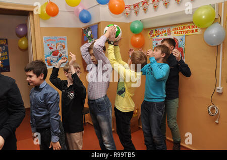 Kovrov, Russland. 28. Dezember 2013. Im Kinderclub "Atlas" ist eine festliche Veranstaltung für das Neue Jahr gewidmet Stockfoto