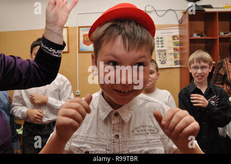 Kovrov, Russland. 28. Dezember 2013. Im Kinderclub "Atlas" ist eine festliche Veranstaltung für das Neue Jahr gewidmet Stockfoto