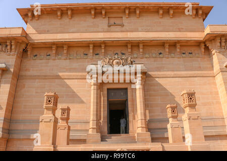 Der Eingang des Umaid Bhawan Palace Museum, in Jodhpur, Rajasthan gelegen, ist einer der größten privaten Residenzen der Welt. Stockfoto