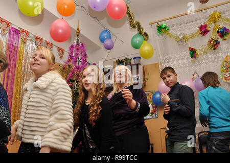 Kovrov, Russland. 28. Dezember 2013. Im Kinderclub "Atlas" ist eine festliche Veranstaltung für das Neue Jahr gewidmet Stockfoto