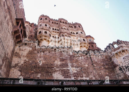 Das Äußere des Mehrangarh Fort. Mehrangarh oder Mehran Fort, in Jodhpur, Rajasthan gelegen, ist eine der größten Festungen in Indien. Stockfoto