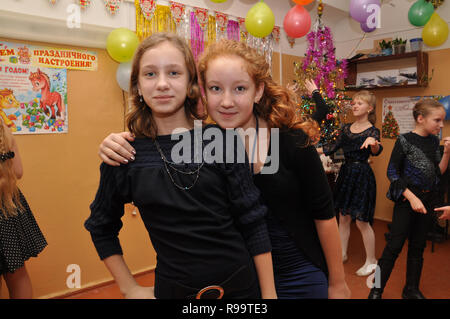 Kovrov, Russland. 28. Dezember 2013. Im Kinderclub "Atlas" ist eine festliche Veranstaltung für das Neue Jahr gewidmet Stockfoto