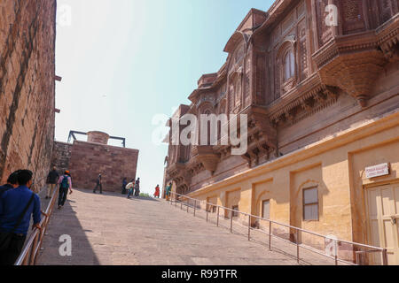 Das Äußere des Mehrangarh Fort. Mehrangarh oder Mehran Fort, in Jodhpur, Rajasthan gelegen, ist eine der größten Festungen in Indien. Stockfoto