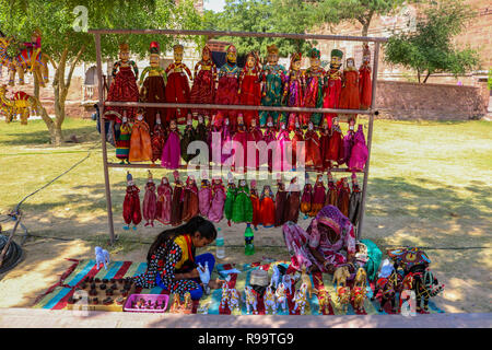 Indische Frauen Kathputli (Rajasthani Puppen) an einer Straße shop Mehrangarh, Jodhpur, Rajasthan. Stockfoto