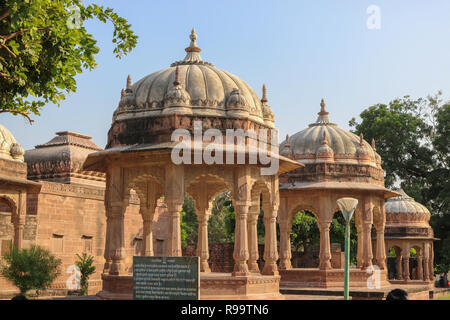 Tempel von Mandore Garten. Mandore Garten ist rund um die Royal kenotaphe (Chhatris) Der rathore Herrscher im 6. Jahrhundert gebaut. Stockfoto