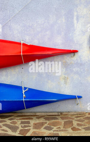 Rot und Blau Kajaks Kanus vor bunten Häuser in Burano Venedig Italien Stockfoto