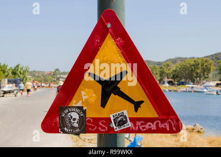 SKIATHOS, Griechenland - 18 August, 2017. Alte Verkehr Warnschild auf dem Weg zum Flughafen Skiathos, Skiathos, Griechenland, 18. August 2017. Stockfoto