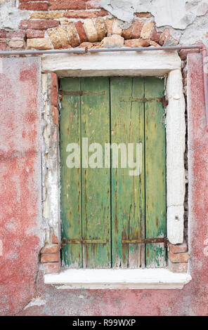 Verblasste Lackierung auf alten Fensterläden auf bunten Häuser in Burano Venedig Italien Stockfoto