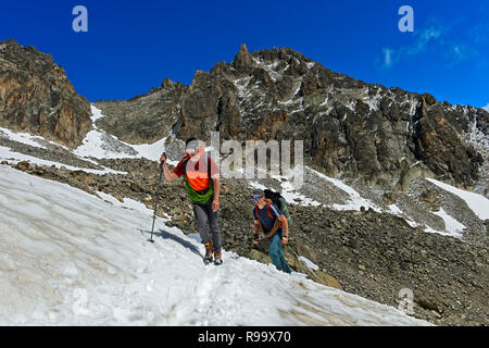 Zwei Alpinisten Kreuzung ein schneefeld auf dem Weg zum orny Hütte, Champex-Lac, Wallis, Schweiz Stockfoto