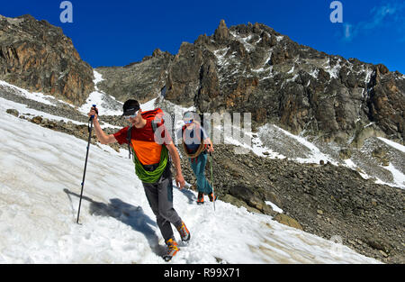 Zwei Alpinisten Kreuzung ein schneefeld auf dem Weg zum orny Hütte, Champex-Lac, Wallis, Schweiz Stockfoto