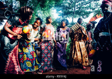 Gruppe von schwarzen Frauen singen und tanzen. Multi-ethnische Musik party Western- und Entwicklungsländern Zusammenarbeit zu feiern. Bamako, Mali. Afrika Stockfoto