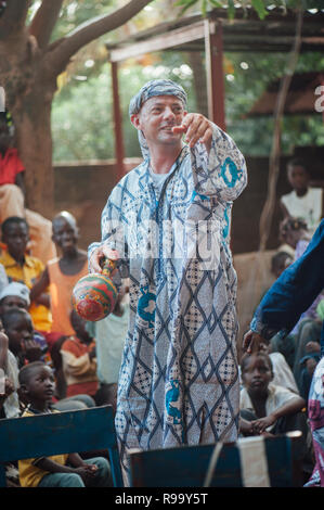 Reifen kaukasischen Mann, Gesang und Tanz. Multi-ethnische Musik party Western- und Entwicklungsländern Zusammenarbeit zu feiern. Bamako, Mali. Afrika Stockfoto