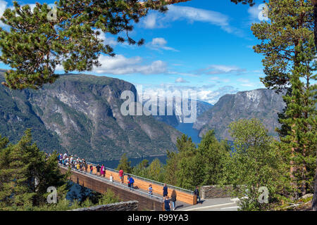 Die Stegastein Aussichtspunkt mit Blick auf den Aurlandsfjord an der County Road 243, Aurland, Sogn und Fjordane, Norwegen Stockfoto