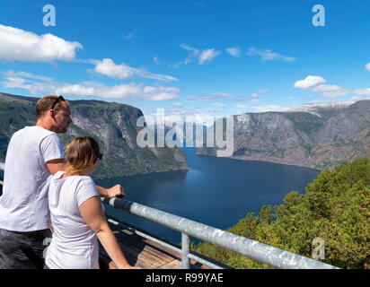 Paar an die Aussicht vom Stegastein Sicht suchen, aurlandsfjord an der County Road 243, Aurland, Sogn und Fjordane, Norwegen Stockfoto