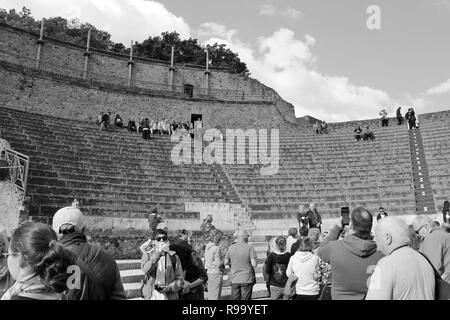 Pompeji, Italien - 23. Oktober 2018: Touristen die Ruinen des Amphitheaters in der antiken Stadt Pompeji zu erkunden. Stockfoto