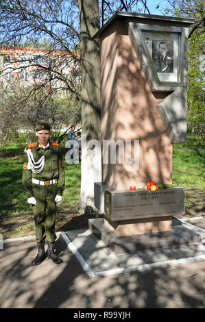 Kovrov, Russland. 9. Mai 2014. Der Tag des Sieges Feier am Platz des Sieges. Military Cadet ständigen am Denkmal an der Allee der Helden in der Stadt Stockfoto