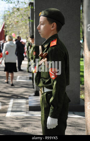 Kovrov, Russland. 9. Mai 2014. Der Tag des Sieges Feier am Platz des Sieges. Military Cadet ständigen am Denkmal an der Allee der Helden in der Stadt Stockfoto