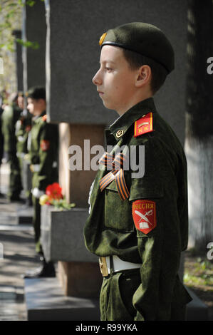 Kovrov, Russland. 9. Mai 2014. Der Tag des Sieges Feier am Platz des Sieges. Military Cadet ständigen am Denkmal an der Allee der Helden in der Stadt Stockfoto