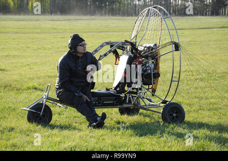 Oblast Wladimir, Russland. 9. Mai 2014. Nachbarschaften der Stadt Kovrov. Pilot powered Gleitschirm warten auf das Wetter nehmen Stockfoto