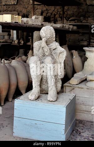Ein Gips gießen der Überreste eines menschlichen ihre Position zum Zeitpunkt des Todes zeigen, an der Ausgrabungsstätte der antiken Stadt Pompeji. Stockfoto