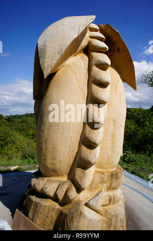 Giant Dragon Egg Holz- Skulptur in der Nähe der Überreste des normannischen Schlosses Newcastle Emlyn Carmarthenshire, Wales UK Stockfoto