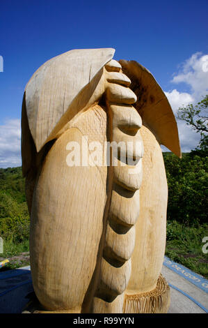 Giant Dragon Egg Holz- Skulptur in der Nähe der Überreste des normannischen Schlosses Newcastle Emlyn Carmarthenshire, Wales UK Stockfoto