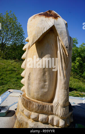 Giant Dragon Egg Holz- Skulptur in der Nähe der Überreste des normannischen Schlosses Newcastle Emlyn Carmarthenshire, Wales UK Stockfoto