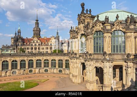 Zwinger mit Glockenspiel Pavillon und Schloss in Dresden, Sachsen Deutschland. Stockfoto