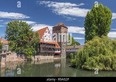 Weinstadle Fachwerkhaus und Henkersteg oder Hangmans Brücke in Pegnitz wider. Nürnberg, Bayern, Deutschland. Stockfoto