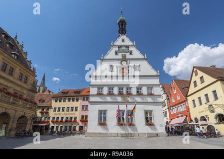 Ratstrinkstube Hausfassade mit Uhr, Daten, Wappen und Sun Dial in Rothenburg o.d. Tauber, Franken, Bayern, Deutschland. Stockfoto