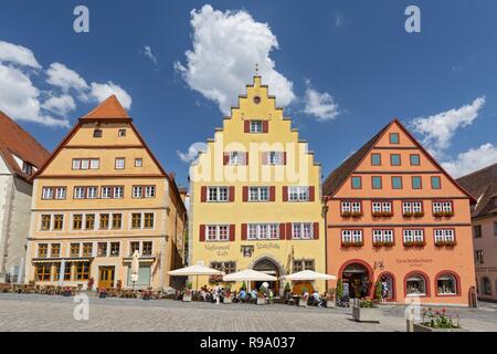 Traditionelle bayerische Häuser am Markplatz in Rothenburg o.d. Tauber, Franken, Bayern, Deutschland. Stockfoto