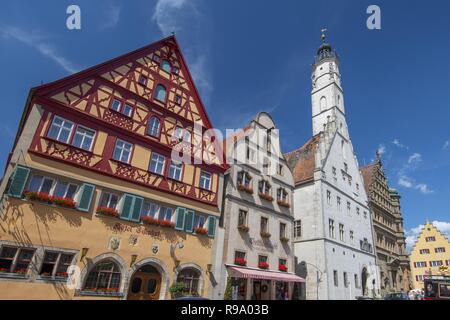 Geschäfte, Restaurants und Fachwerkhäusern auf Herrngasse Straße in Rothenburg o.d. Tauber, Bayern Deutschland. Stockfoto