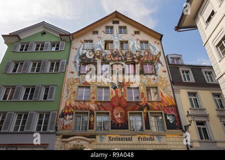 Bunte Fassade des Restaurants Fritschi in Sternenplatz Altstadt Luzern, Schweiz. Stockfoto