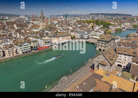 Luftbild der Altstadt von Zürich mit der Münster Brücke und Fraumünster Kirche entlang der Limmat, Zürich, Schweiz. Stockfoto