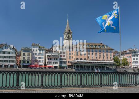 Altstadt von Zürich mit St. Peter Kirche Clock Tower entlang der Limmat, Schweiz. Stockfoto