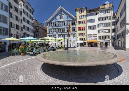 Munsterhof Platz mit Brunnen und farbenfrohe Gebäude mit Cafes und Restaurants in der Altstadt von Zürich in der Schweiz. Stockfoto