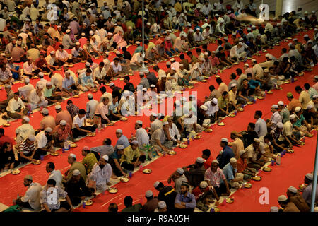 Anhänger an einer Messe - iftar Versammlung an Baitul Mukarram Nationale Moschee der islamischen Stiftung Bangladesch während des Ramadan gehostet werden. Dhaka, Bangladesch. Stockfoto