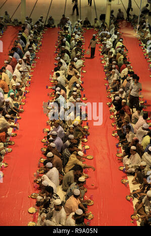 Anhänger an einer Messe - iftar Versammlung an Baitul Mukarram Nationale Moschee der islamischen Stiftung Bangladesch während des Ramadan gehostet werden. Dhaka, Bangladesch. Stockfoto