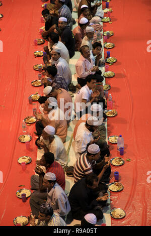 Anhänger an einer Messe - iftar Versammlung an Baitul Mukarram Nationale Moschee der islamischen Stiftung Bangladesch während des Ramadan gehostet werden. Dhaka, Bangladesch. Stockfoto