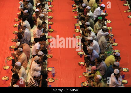 Anhänger an einer Messe - iftar Versammlung an Baitul Mukarram Nationale Moschee der islamischen Stiftung Bangladesch während des Ramadan gehostet werden. Dhaka, Bangladesch. Stockfoto