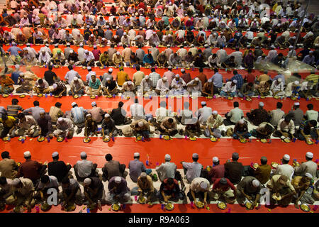 Anhänger an einer Messe - iftar Versammlung an Baitul Mukarram Nationale Moschee der islamischen Stiftung Bangladesch während des Ramadan gehostet werden. Dhaka, Bangladesch. Stockfoto