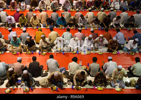 Anhänger an einer Messe - iftar Versammlung an Baitul Mukarram Nationale Moschee der islamischen Stiftung Bangladesch während des Ramadan gehostet werden. Dhaka, Bangladesch. Stockfoto